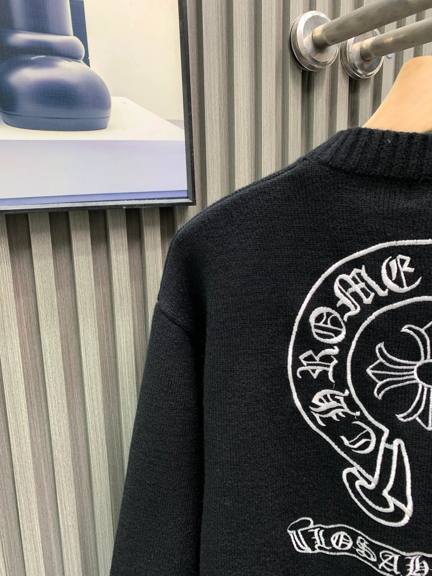 P360 🀄️ Chrome Hearts 2025 autumn and winter new Sanskrit cross-flower knitted pullover. The fabric is made of pure cotton wool. It has a delicate and soft touch. The texture is breathable. It comes with 1x1 thread in the same cylinder. The collar thread is a pure cotton pull thread. The back uses an imported embroidery machine and is not easy to fall off. It is super delicate. It is like a ceiling. The hangtags are all developed and customized according to the original version. It adopts a box-cut design, which is more simple and loose, and also hides the meat and leans more. The product is extremely difficult, extremely white and youthful, and can be worn by both men and women. It is an indispensable simple item in autumn. Positioned tailoring, oversize, loose fit, full of details. Customized matching accessories. Leather embossed craftsmanship. The style is rock and roll retro. The workmanship and texture are first-class. The three labels are consistent. The packaging bag has a logo. It is tall and can be worn by both men and women.